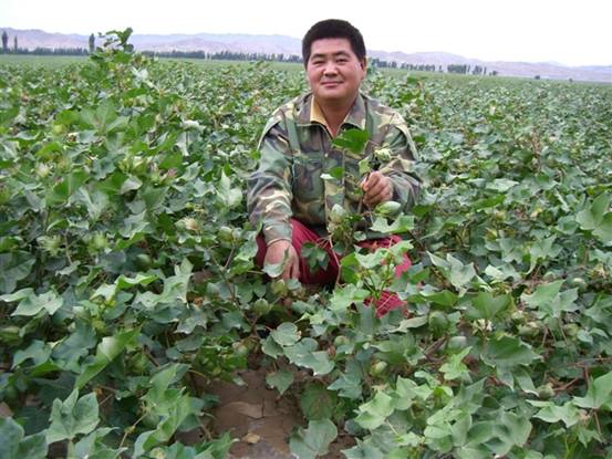 06年139團種植大戶(hù)李國中在示范地高興地笑著(zhù).jpg