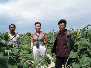 06年阿勒泰地區土肥站李國平站長(cháng)在哈巴河縣察看示范地.jpg